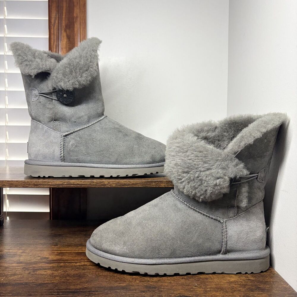 UGG Bailey Button 5803 Gray Suede Sheepskin Lined Boots Womens Size 8 - Picture 1 of 6
